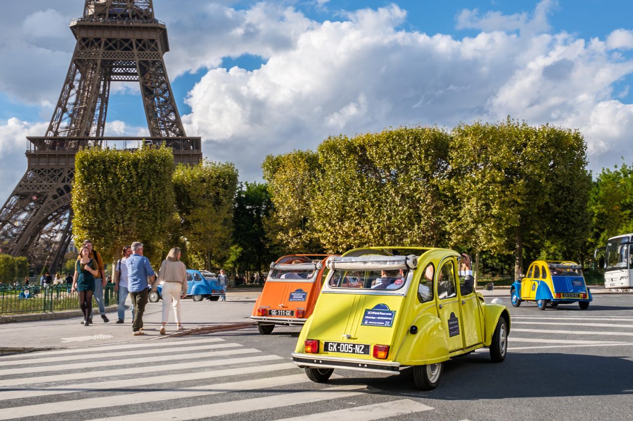 Eiffelturm und 2CV